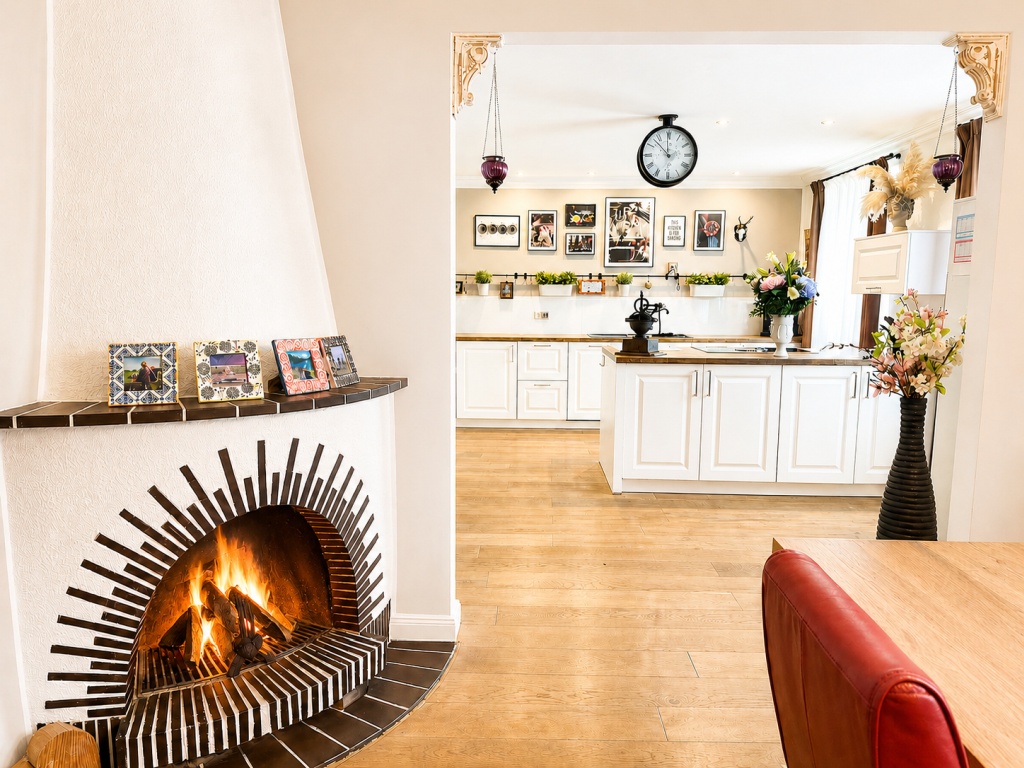 7611 Wohnküche mit Kamin 2