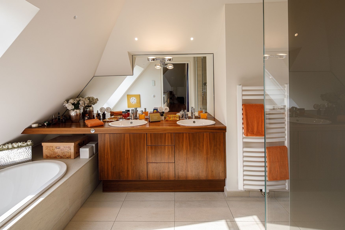 Lichtdurchflutetes Wellnessbad